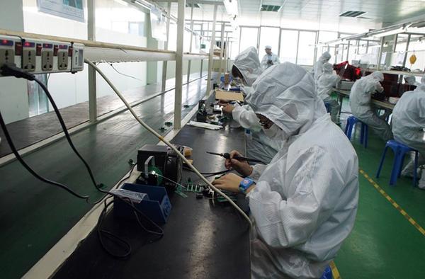 梯控系统主板生产流水线焊接展示图；